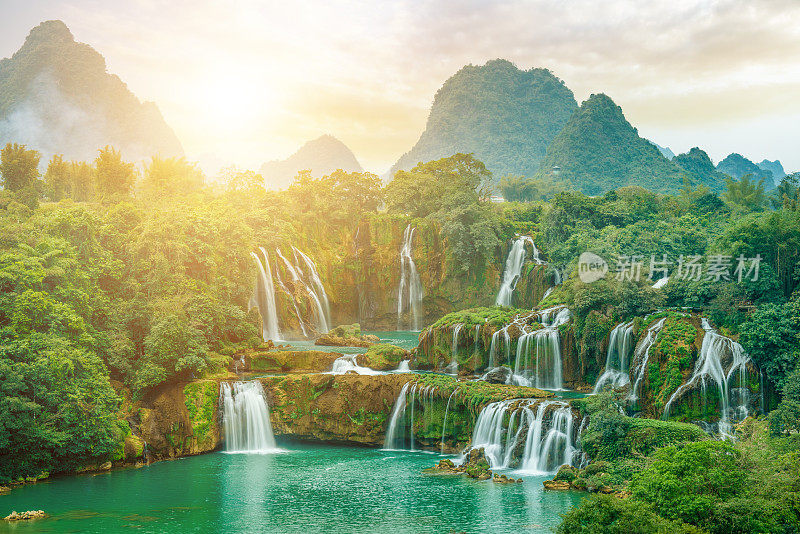 越南曹邦班乔-德天瀑布的阳光景观。Ban Gioc的主体部分分为越南和中国两部分。